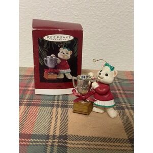 Hallmark Vintage Keepsake Ornament 1994 Mom Polar Bear Trophy QX546-6